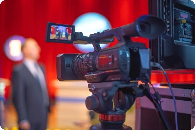 Quels sont les tarifs pour le tournage, l'enregistrement et le montage vidéo des témoignages clients ? 6 montage professionnel de l’agence de production audiovisuelle sur Nantes Fabien DARDENNES