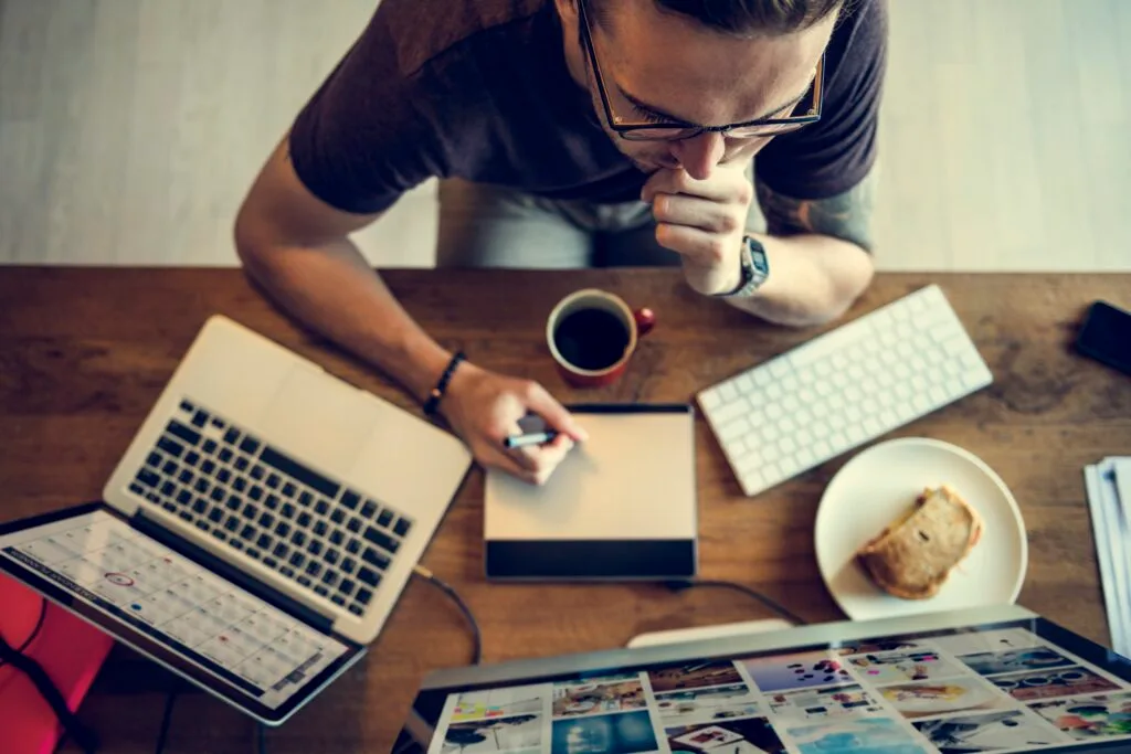 Les étapes clés pour réaliser un montage vidéo de qualité 3 man busy photographer editing home office concept 2023 11 27 05 30 59 utc